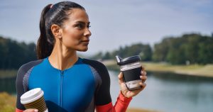 Triathlète énergique jonglant entre caféine et suppléments ergogéniques, prêt pour les défis de la natation, du cyclisme et de la course à pied