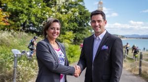 découvrez la remise de chèques entre les soroptimist de cognac et l’équipe charente triathlon, symbole d’un partenariat solidaire engagé pour soutenir le sport et la communauté locale.
