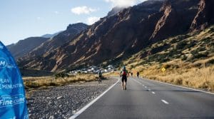 jérémy, pompier ariégeois amputé, se lance dans l'extraordinaire défi du marathon des sables, une course ultramarathonique dans le désert, symbolisant courage et détermination.