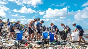 le club de triathlon de saint-brieuc s'engage pour la protection de l'environnement en organisant une opération de nettoyage du port du légué, alliant sport et écologie.