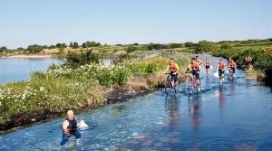 le club de triathlon de saint-brieuc s'engage pour l'environnement en nettoyant 45 kg de déchets au bord du légué, une action citoyenne pour préserver la nature.