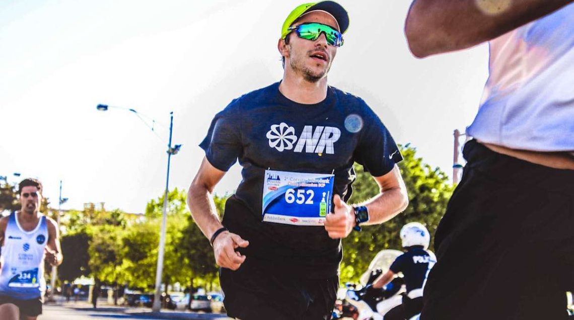 Triathlète concentré en pleine course, illustrant l'entraînement mental