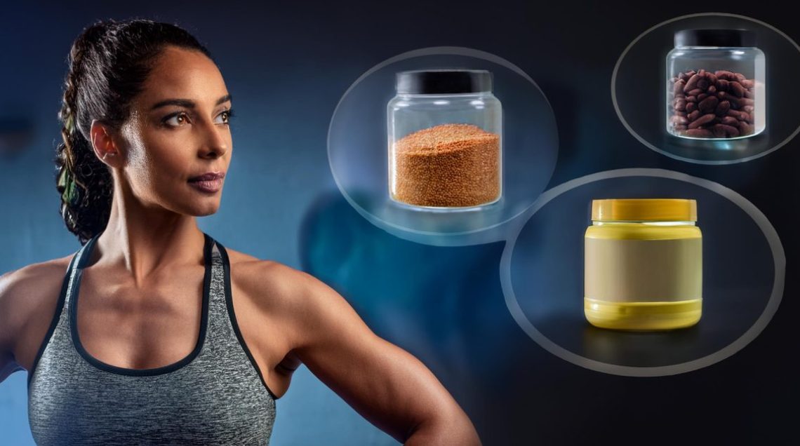 Coach fitness mystérieux au premier plan, trois aliments secrets de la nutrition sportive clairement visibles en arrière-plan